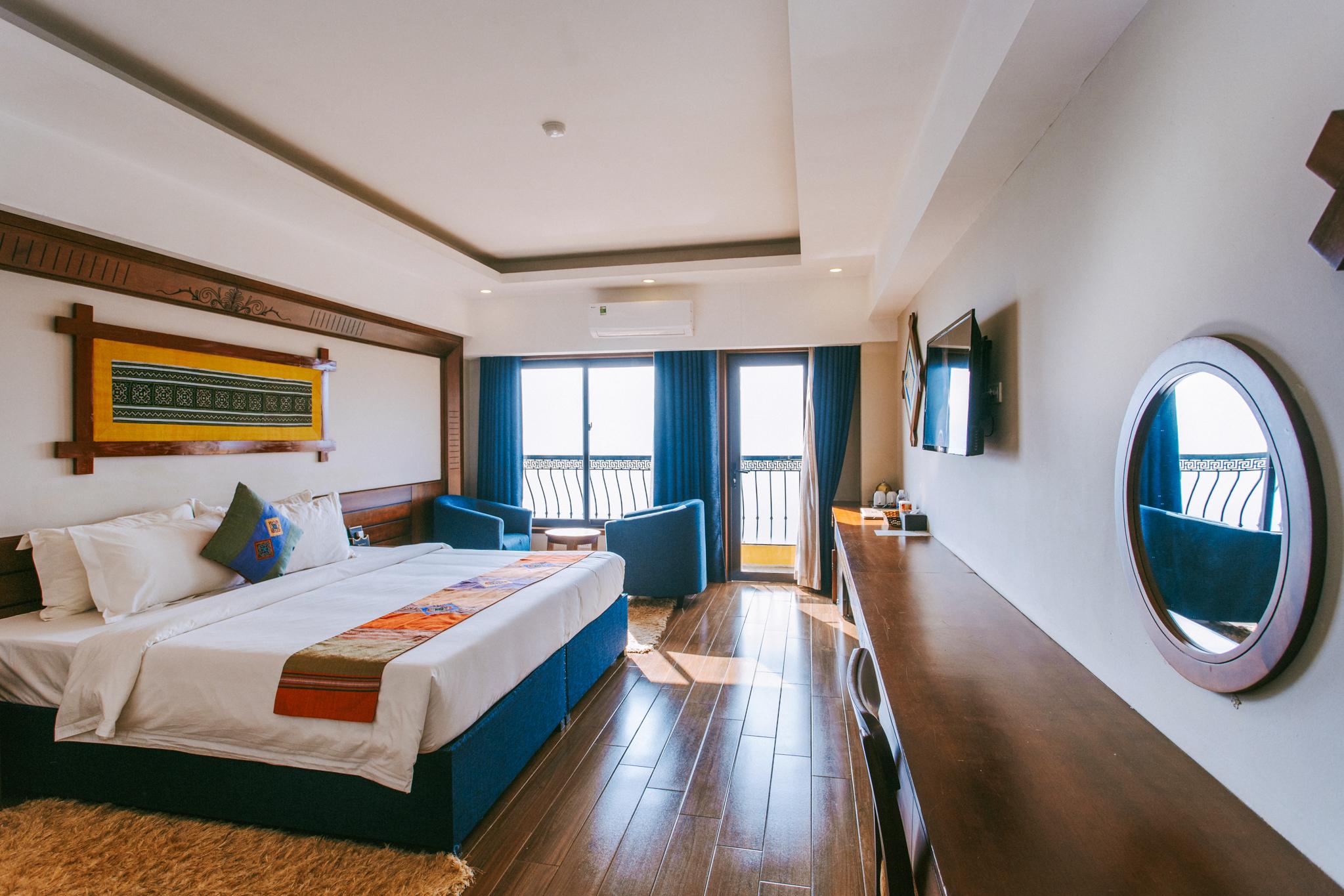 Deluxe, Queen Bed, Mountain View