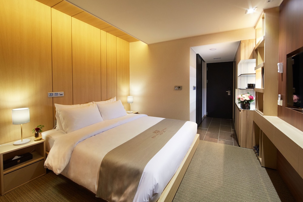 Royal Emporium Hotel 19/72