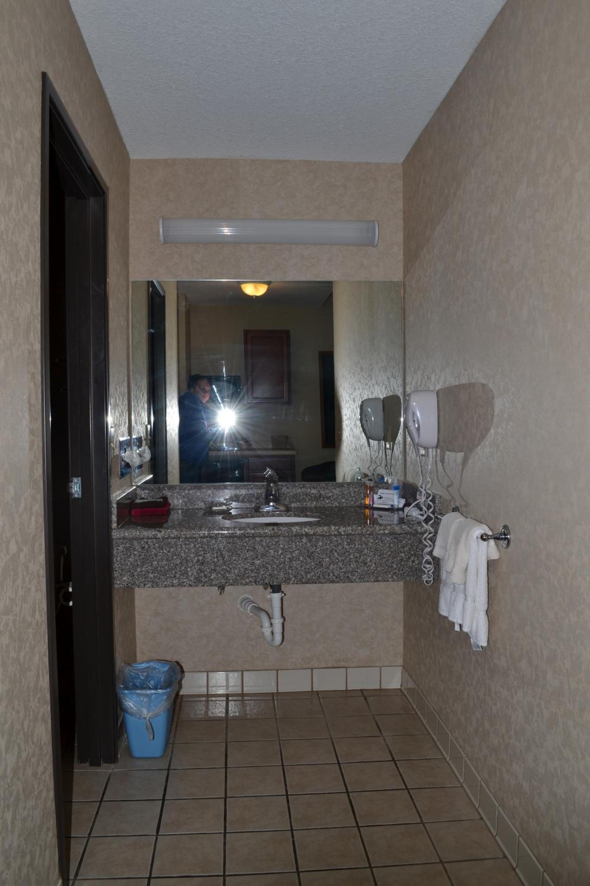 1 Bedroom, Suite, King Bed, Paola Inn And Suites 5/5