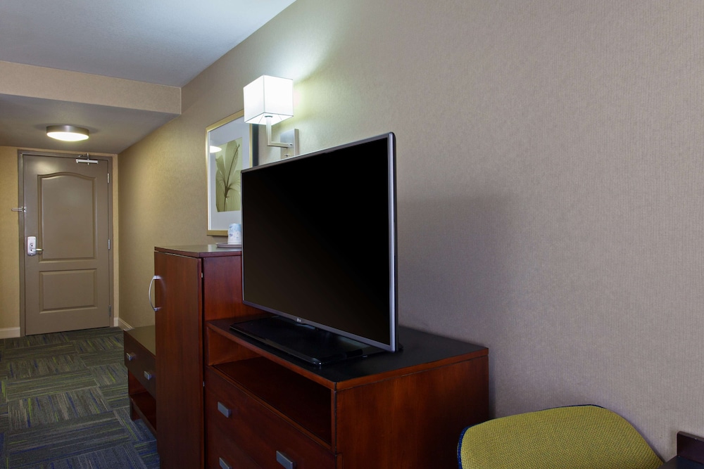 Hampton Inn Suites Merced 17/28