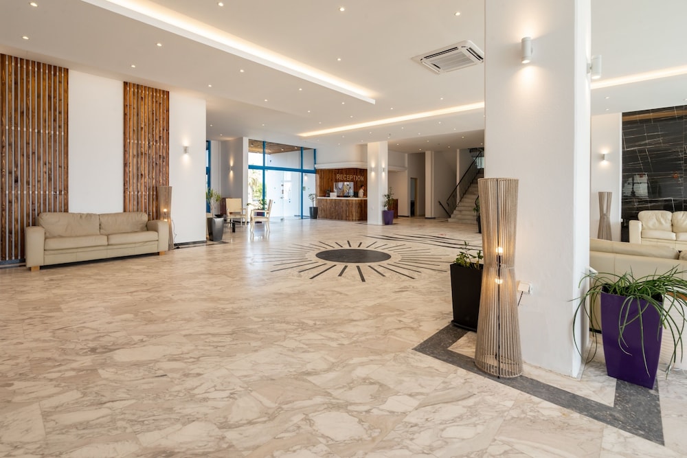 Kamari Plus Hotel 8/49