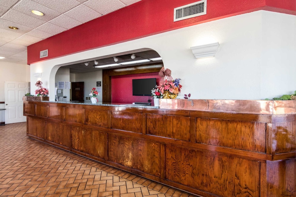 Econo Lodge Inn & Suites Conference Center 10/44