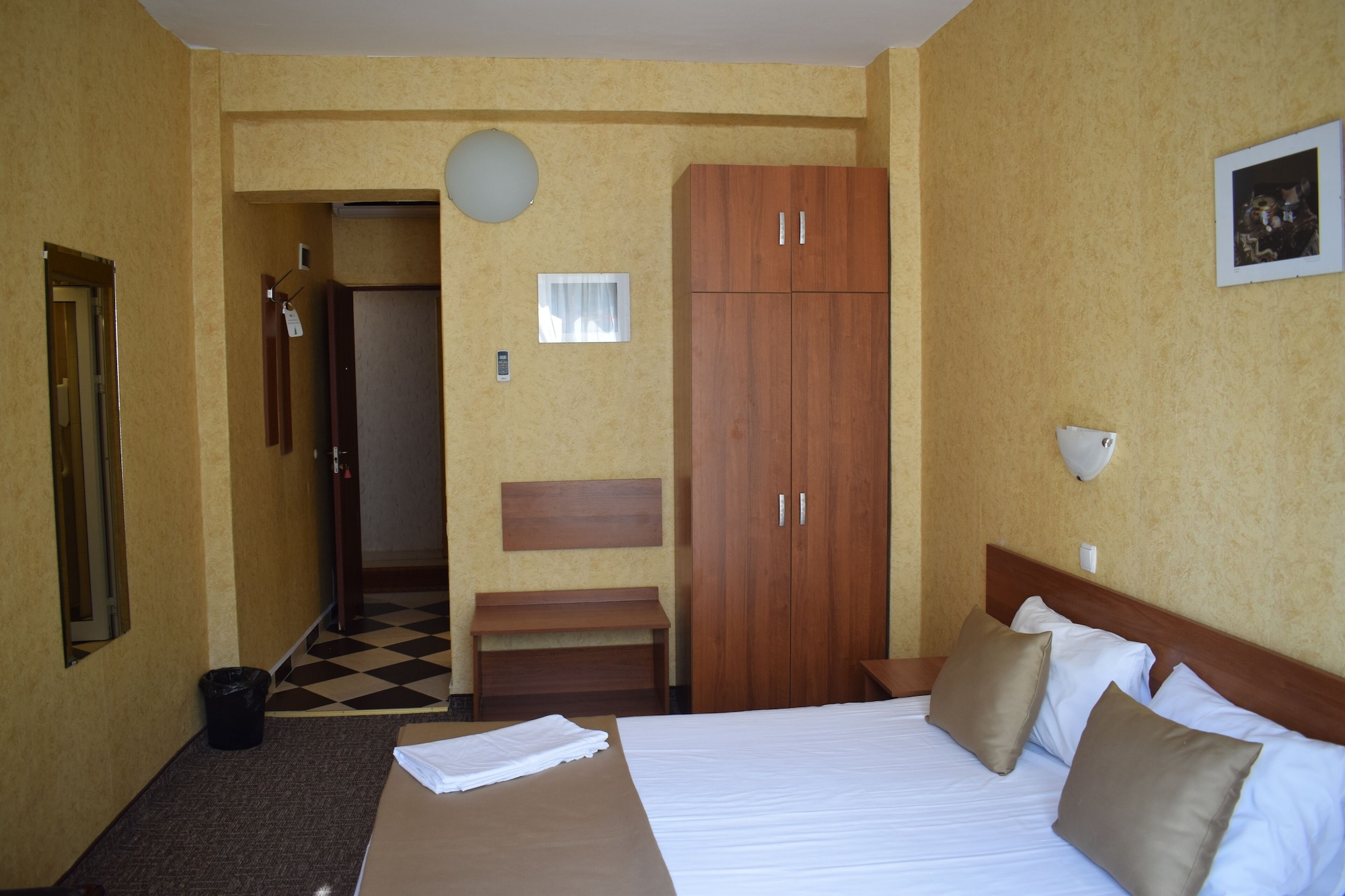 ROOM, DOUBLE BED