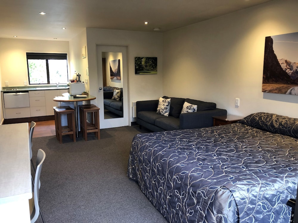 Commodore Motels 24/63