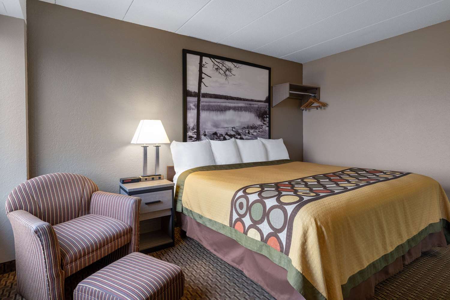 Super 8 by Wyndham Owatonna 4/16