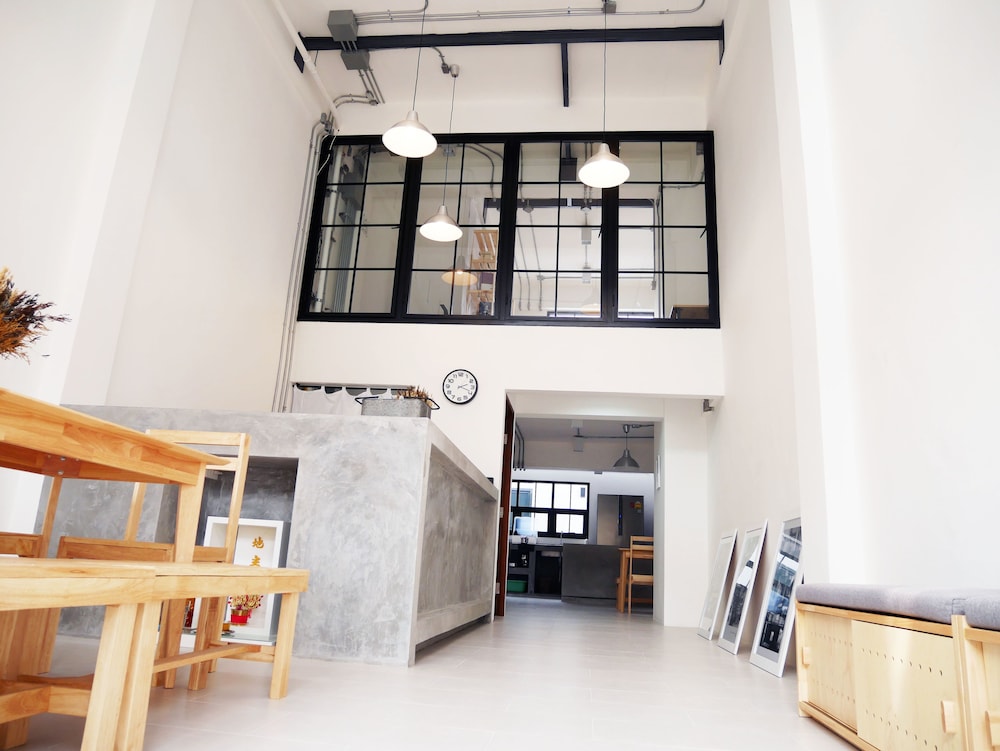 The Companion - Hostel 4/45