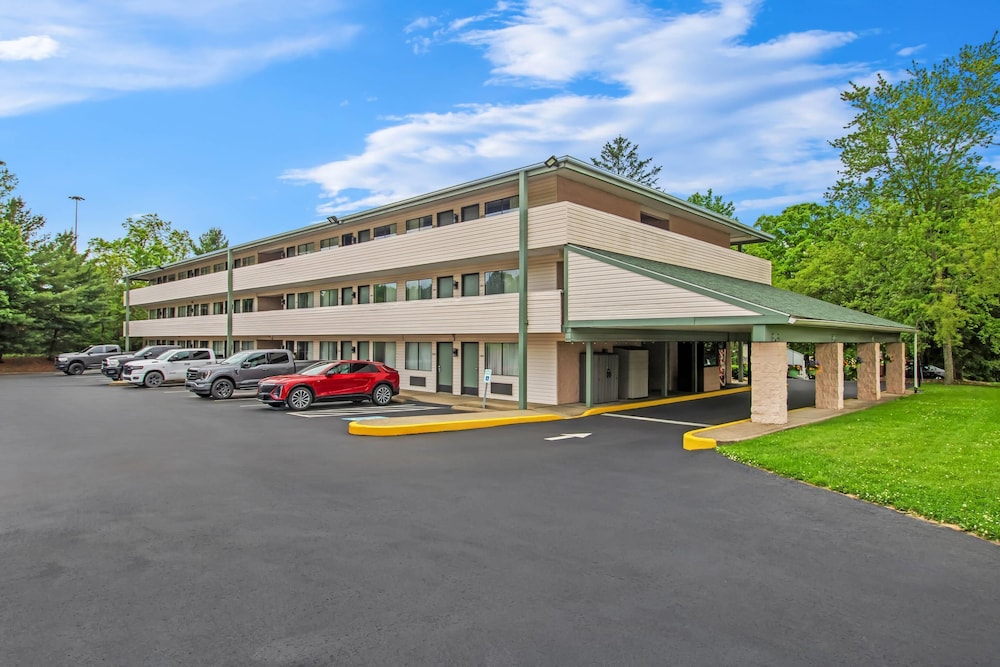 Quality Inn & Suites Gibsonia - Pittsburgh North PA 63/68