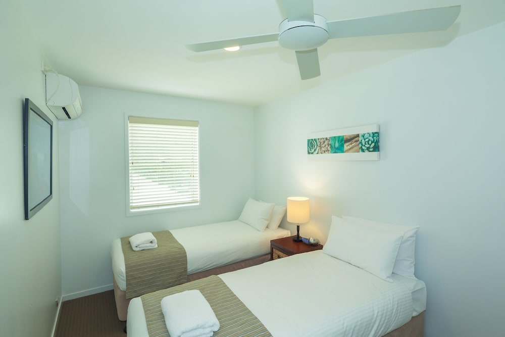 NOOSA ENTRANCE WATERFRONT RESORT 25/80