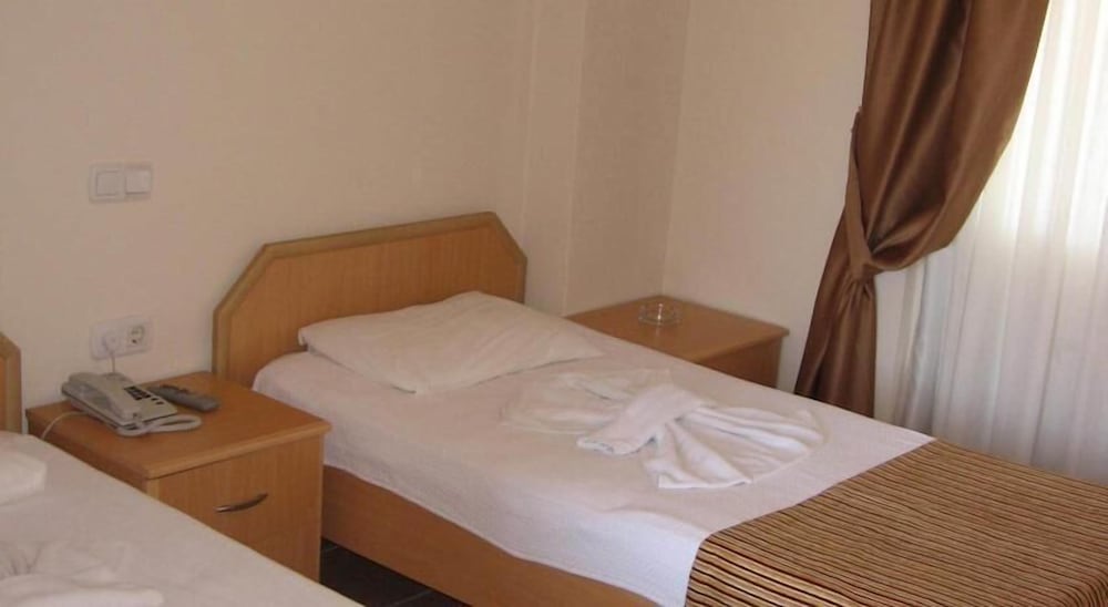 MOMS HOTEL 20/44