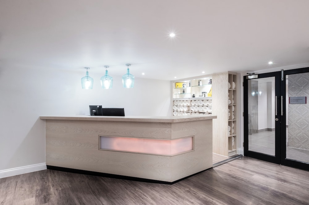 Elite Venue Selection Felbridge - Gatwick 9/75