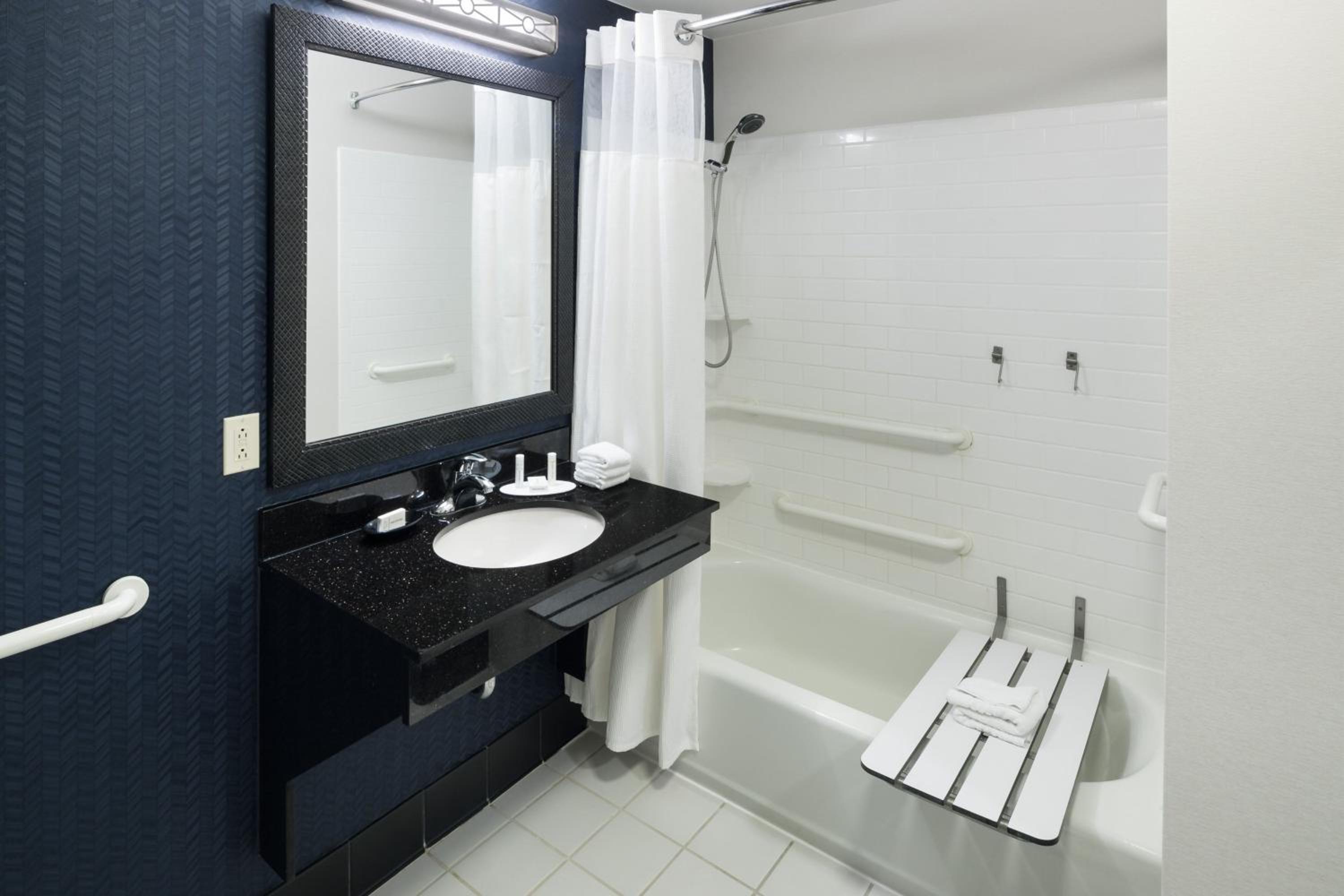 غرفة بسرير كينج بحوض استحمام لذوي الإعاقة، Fairfield Inn And Suites Orlando At Seaworld 5/10