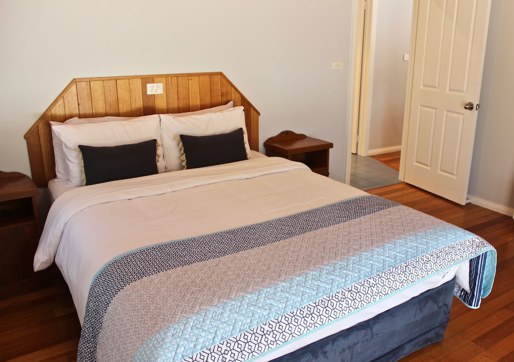 ELLENSBROOK COTTAGES 9/47