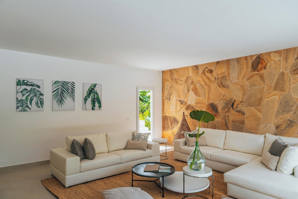 Ycona Luxury Resort 40/60