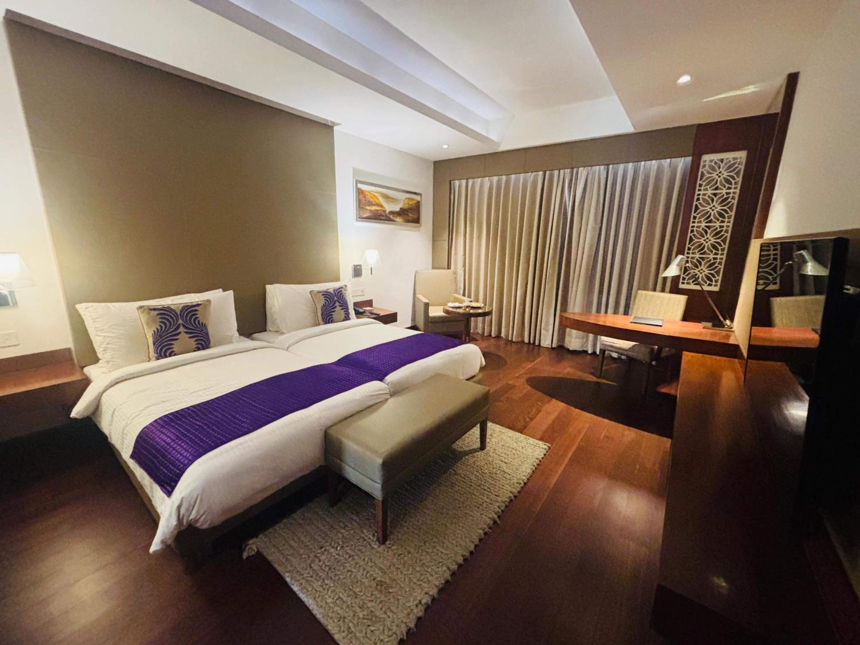 DELUXE, KING BED