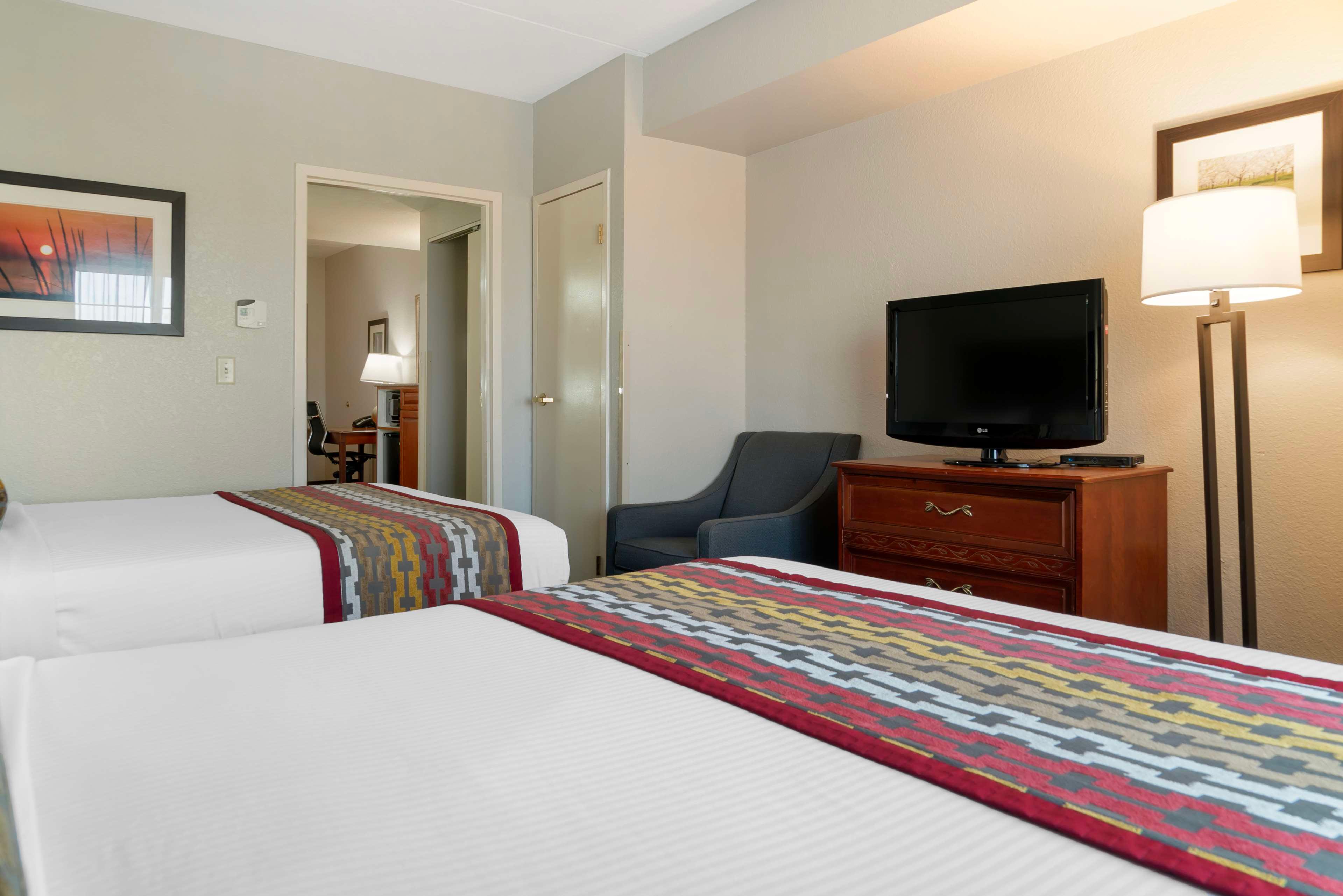 جناح بسريرين كوين، Executive Inn & Suites 2/3