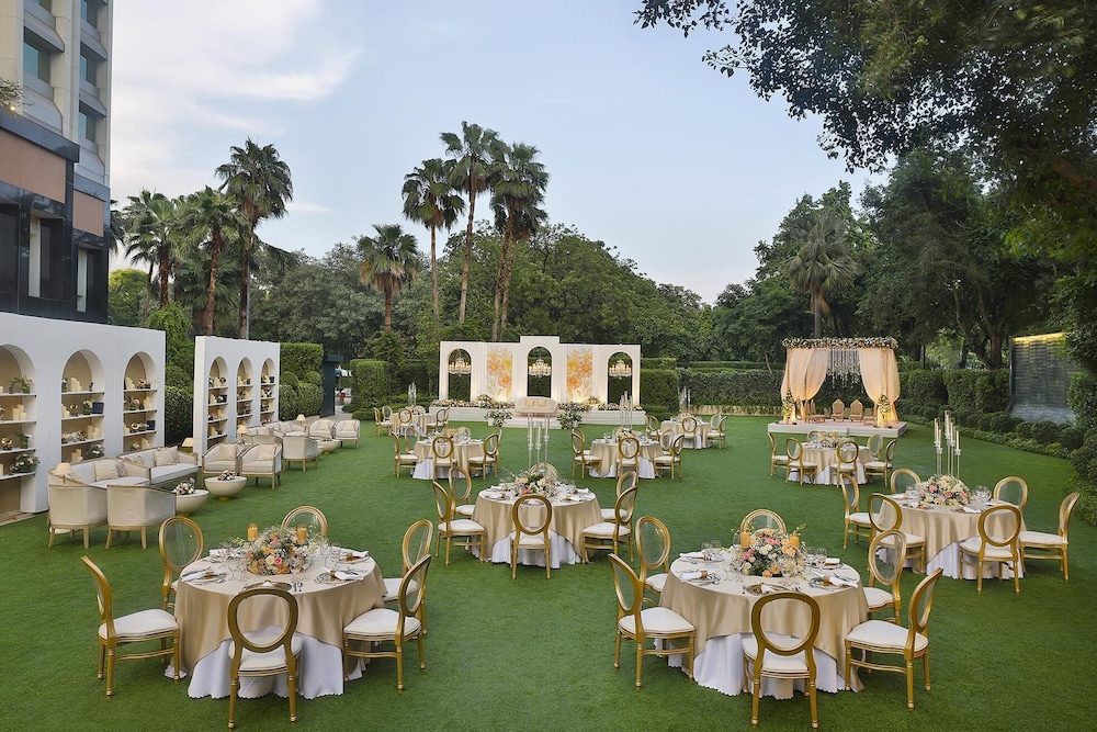 Shangri La Eros New Delhi Hotel 70/72