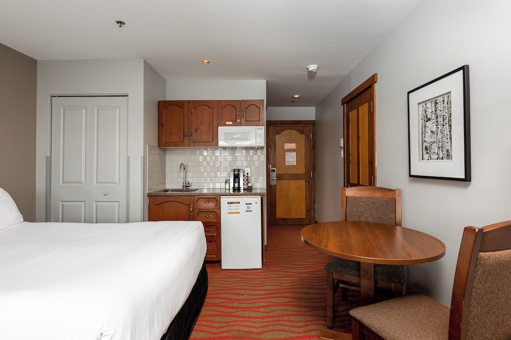 TOWER, STANDARD, QUEEN BED, SOFA