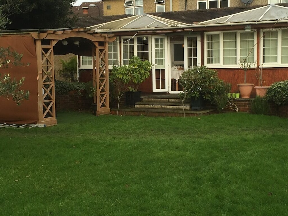 Colnbrook Lodge Guest House 19/20