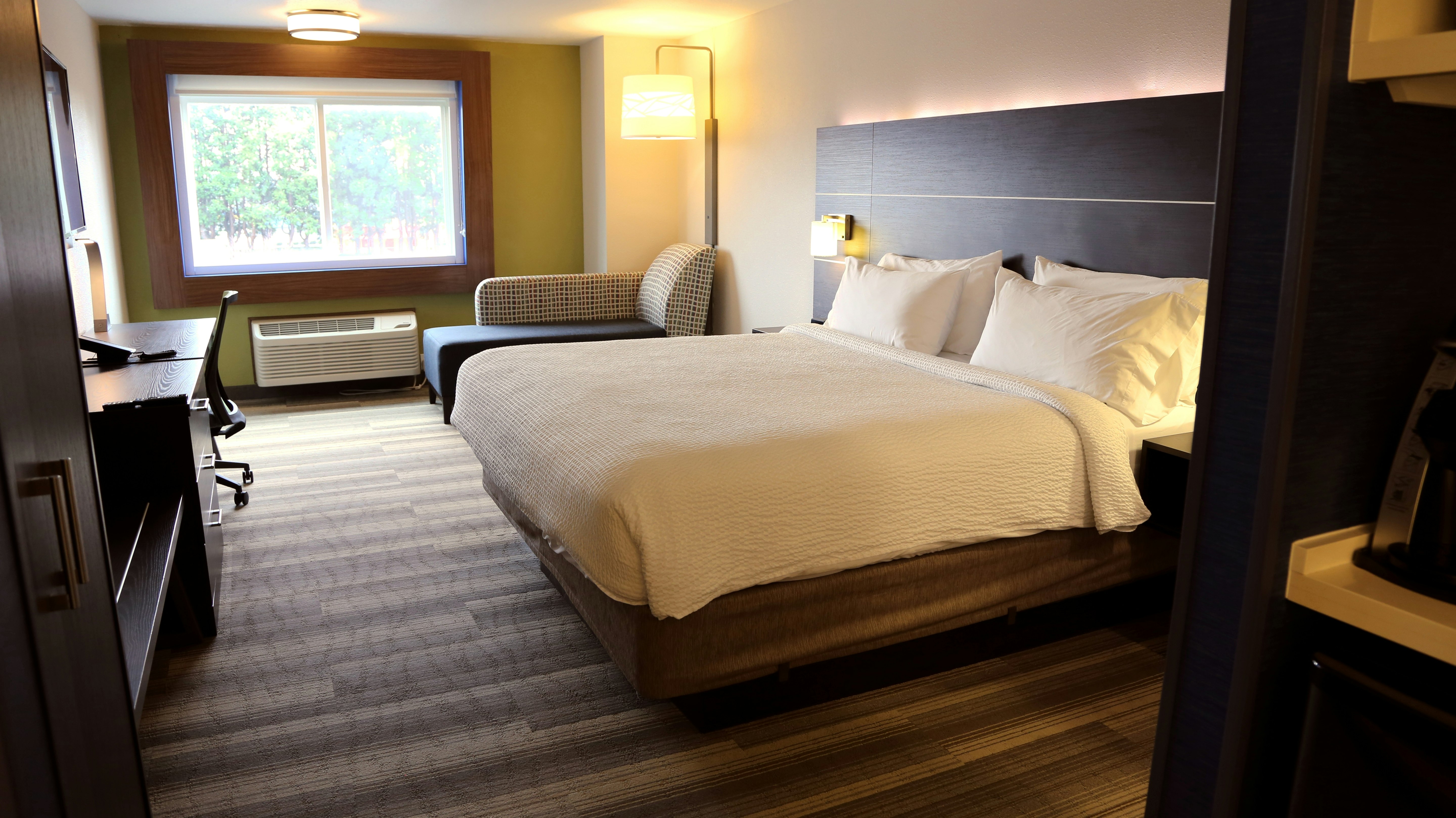 HOLIDAY INN EXPRESS NEWBERG - WINE COUNTRY 15/60