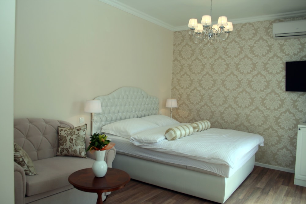 PREMIUM, TRIPLE, QUEEN BED, SOFA