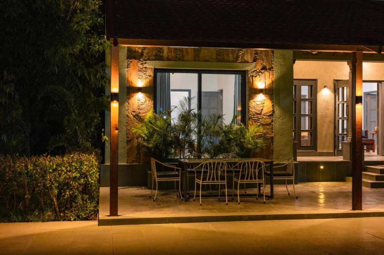 ELIVAAS Raas Stays 4 BHK Retreat with Pvt Pool & Scenic Aravali Views 11/17