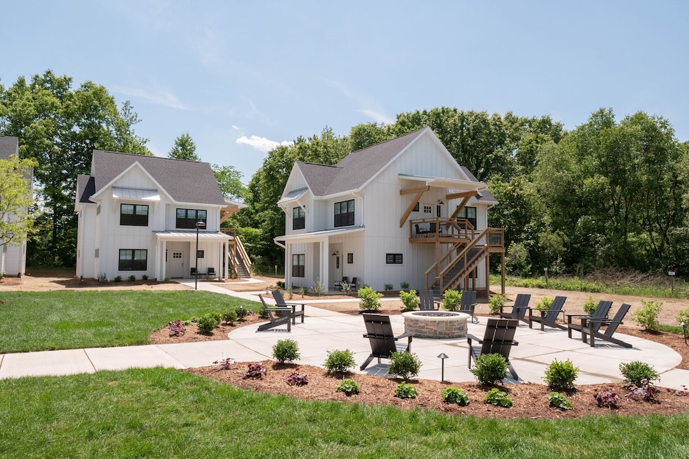 Bay Pointe Inn 46/50