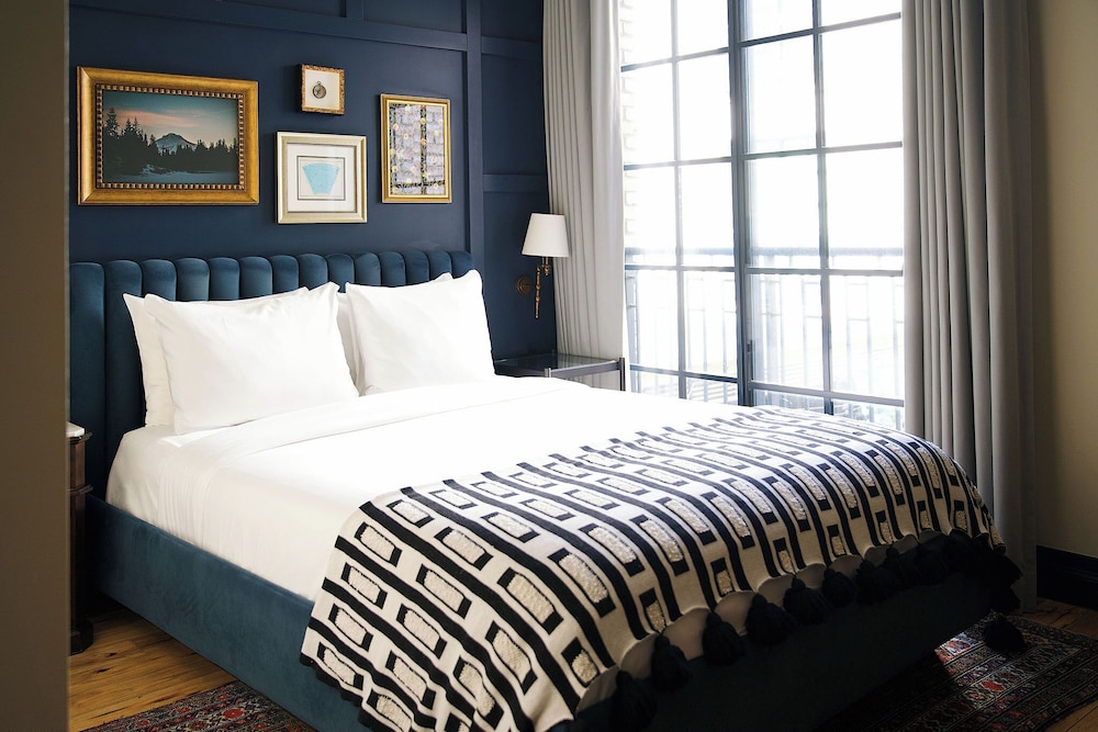 JULIETTE, QUEEN BED