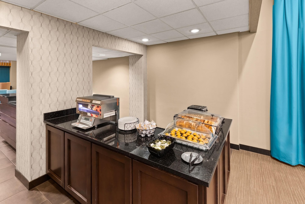Heritage Inn Suites San Antonio Airpt, Trademark by Wyndham 11/60