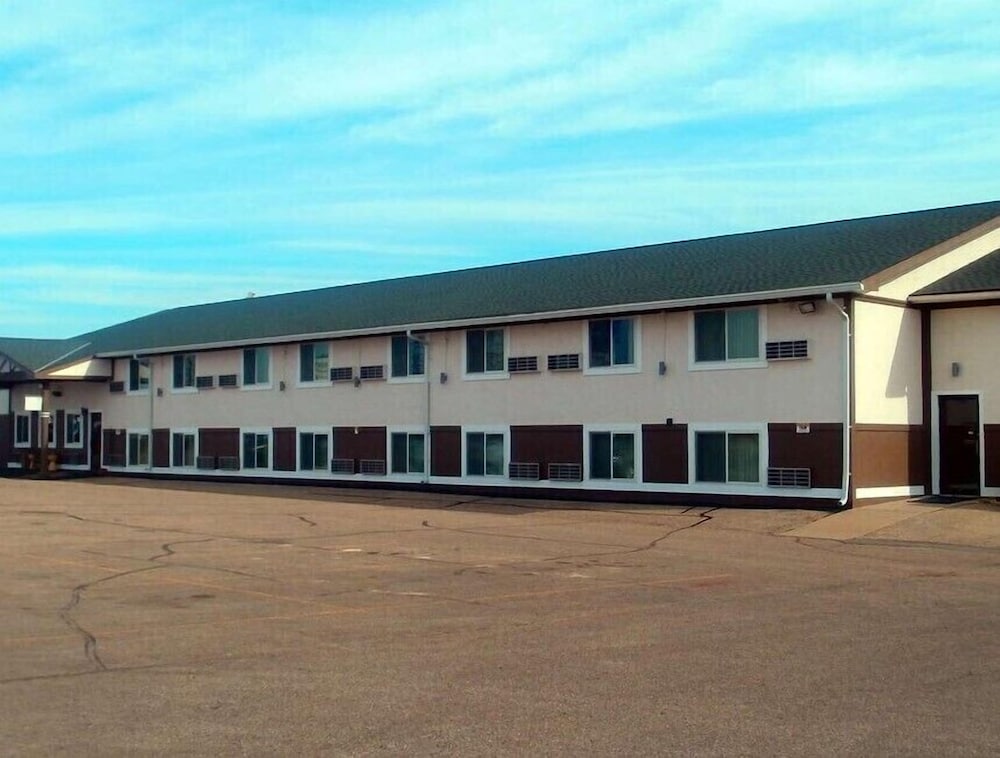 Faribault Hometown Inn & Suites 38/41