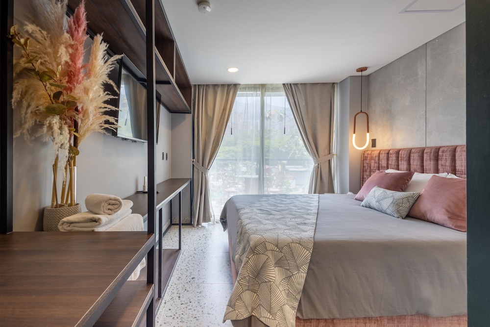 SUPERIOR, QUEEN BED