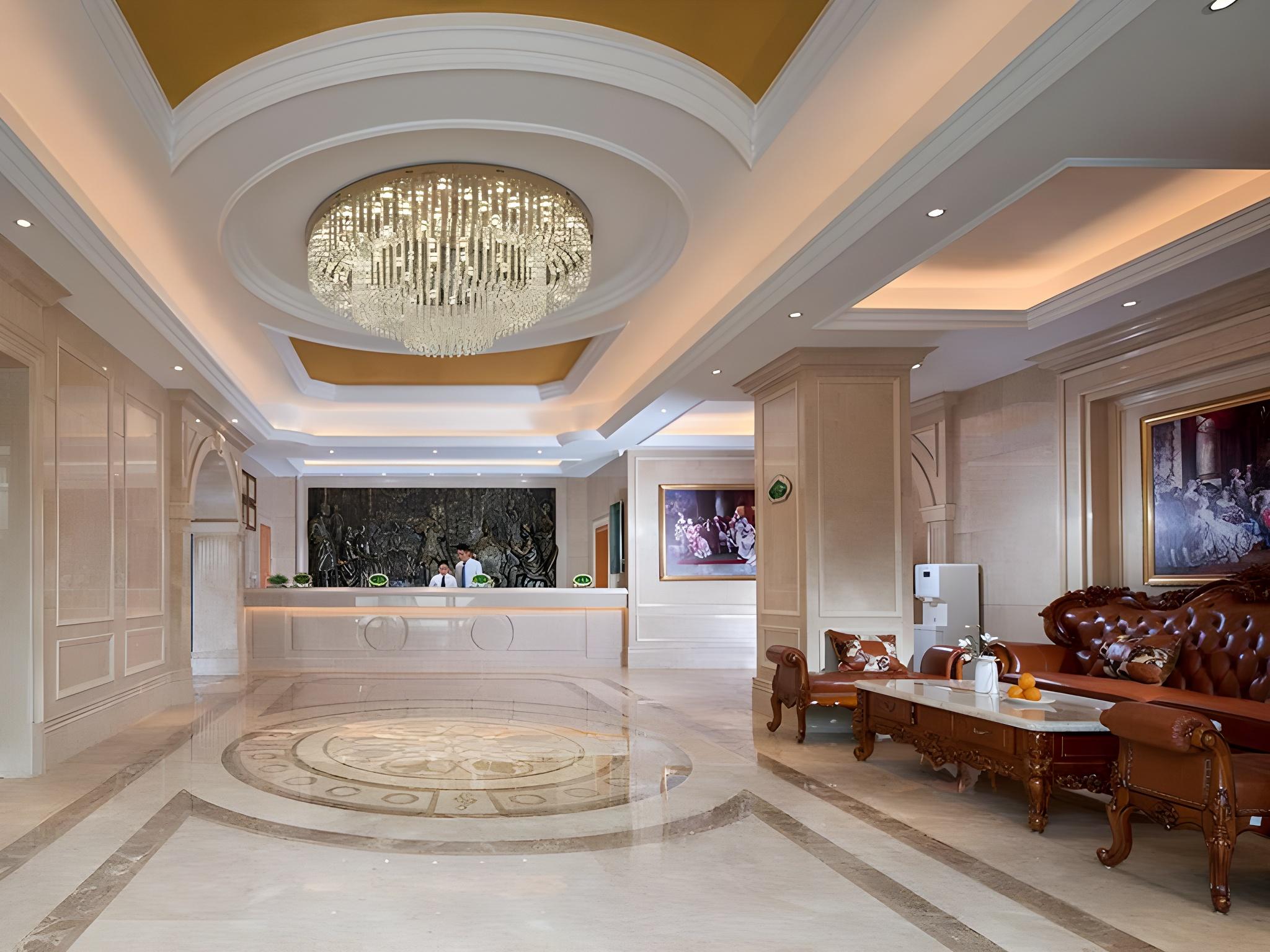 Vienna Hotel (Shenzhen Jixiang Metro Staion) 9/23