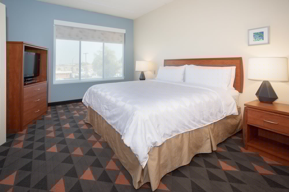 Holiday Inn and Suites Goodyear West Phoenix Area, an IHG Hotel 22/44