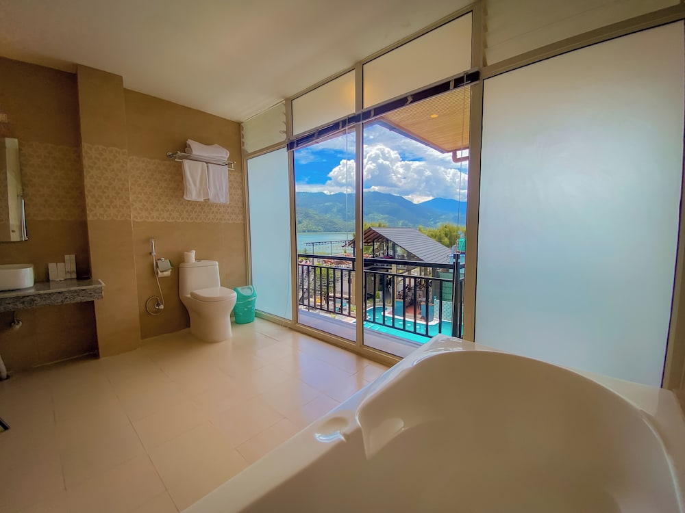 Majestic Lake Front Hotel & Suites 47/47