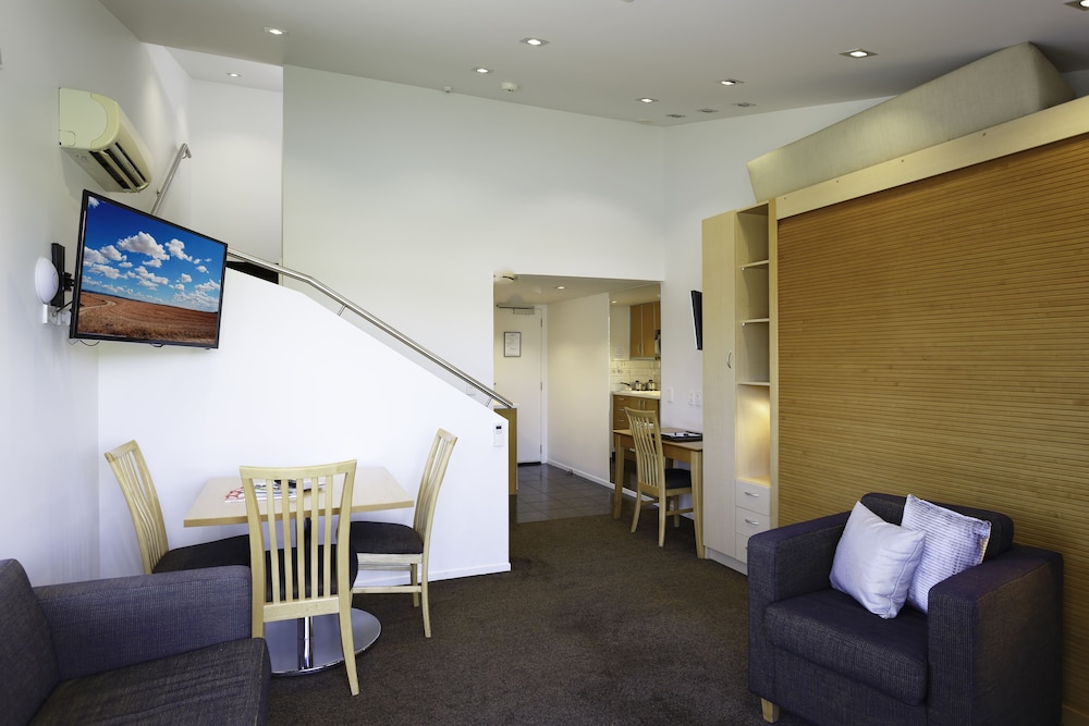 Trailways Hotel 49/70