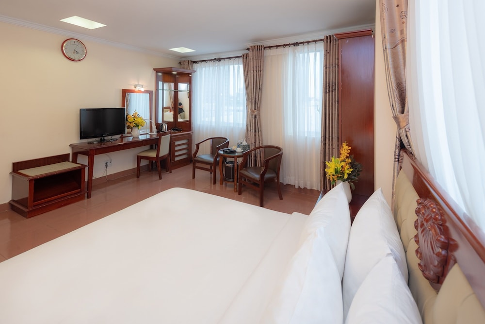Bon Ami Hotel 11/71