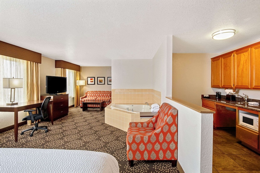 La Quinta Inn & Suites by Wyndham Las Vegas Red Rock 36/42