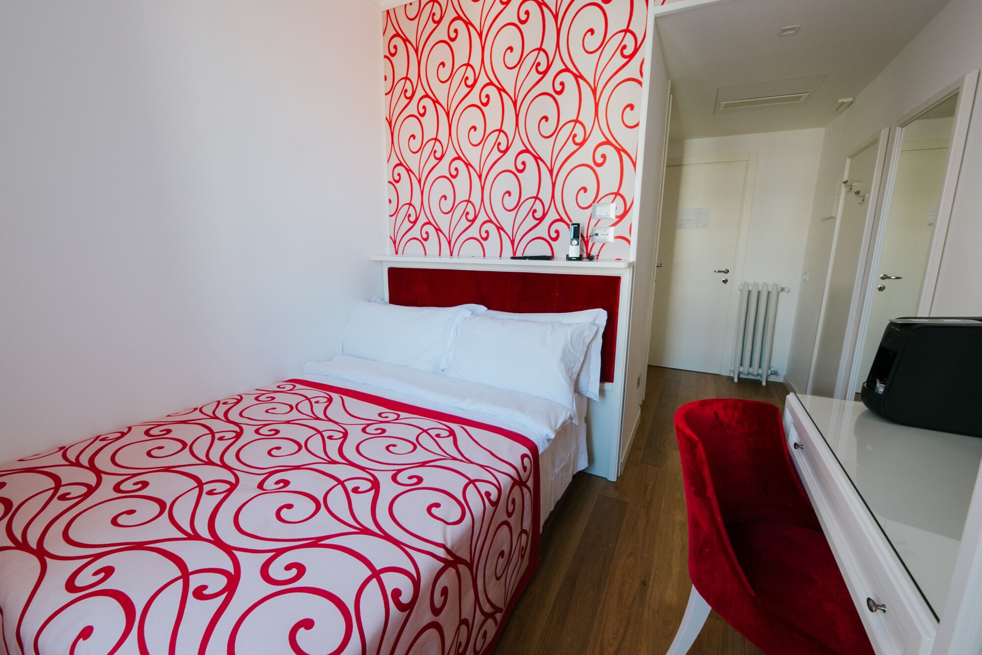 DELUXE, SINGLE, SINGLE BED