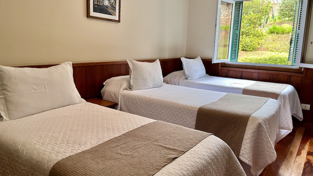 Master, Quadruple, 1 Queen and 3 Single Beds