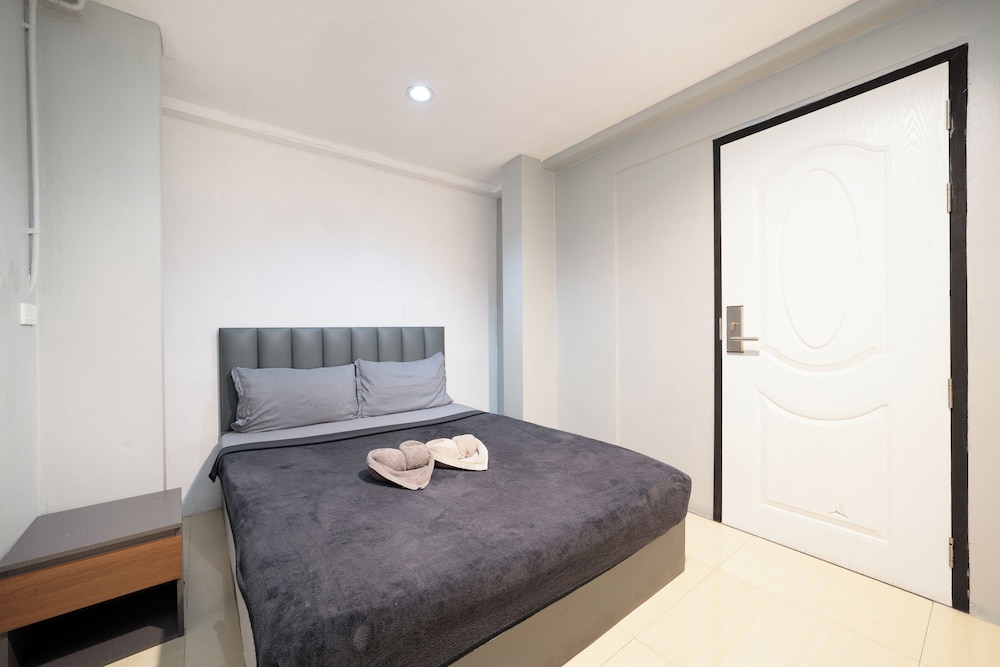 Room, Queen Bed, Shared Bathroom, No Window