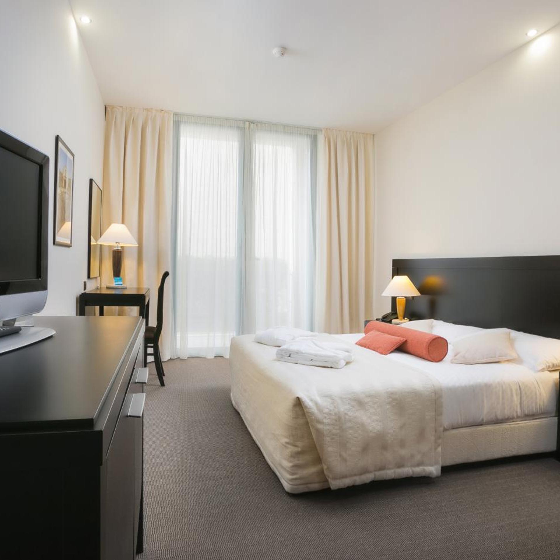 Room, Double Bed, Side Sea View, Balcony