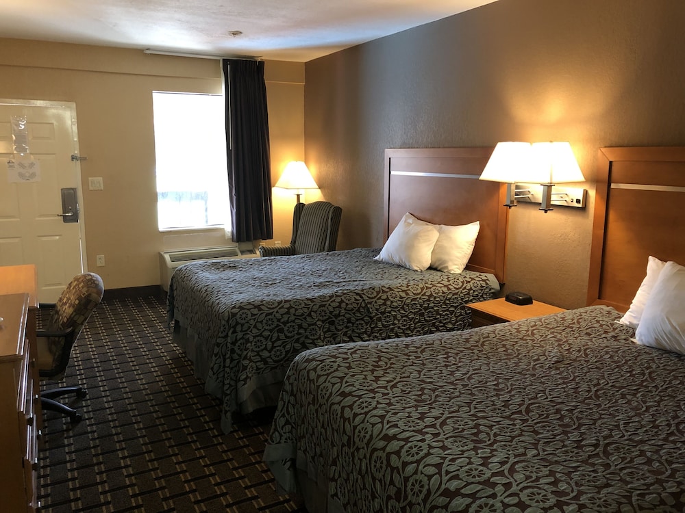 Days Inn By Wyndham Columbus 9/54