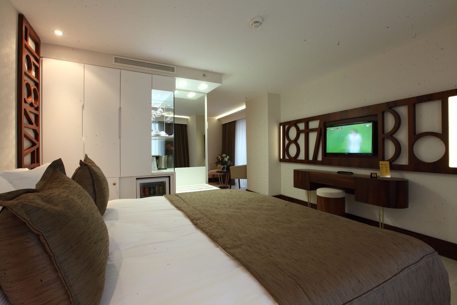 ROOM, QUEEN BED, CORNER