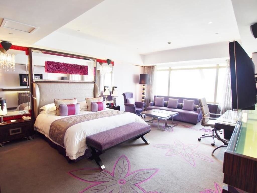 DELUXE, KING BED