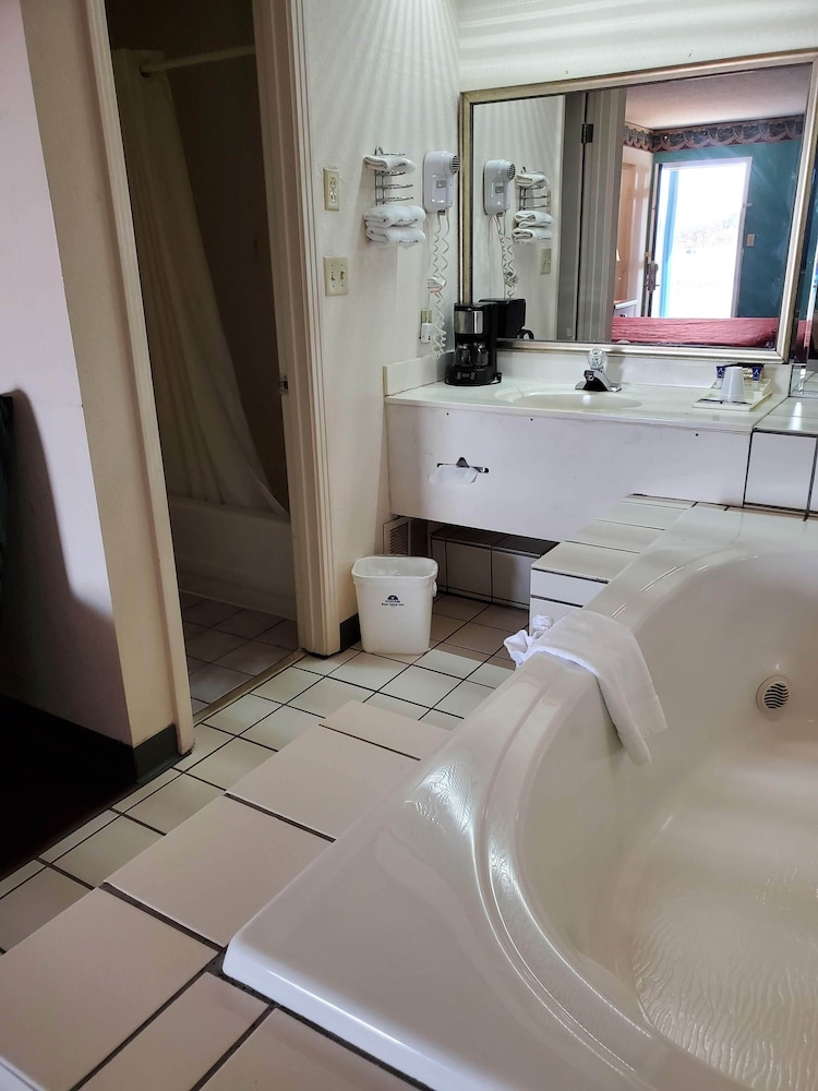 Americas Best Value Inn Wildersville 14/35