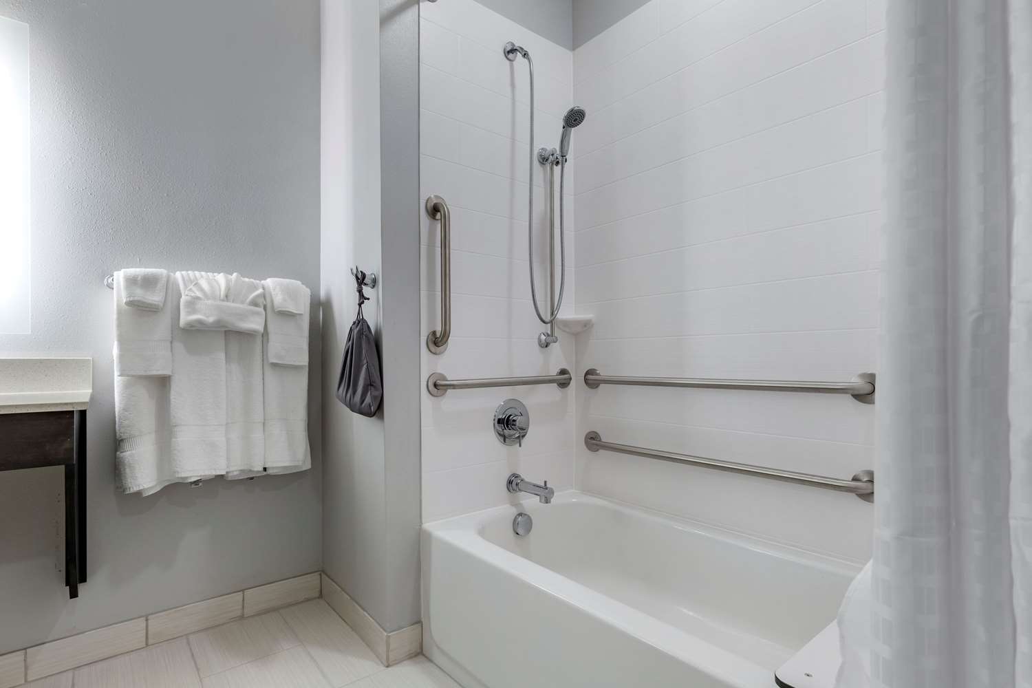 Efficiency, Suite, King Bed, Accessible