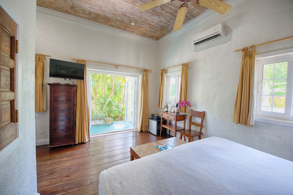 DELUXE, KING BED, GARDEN VIEW