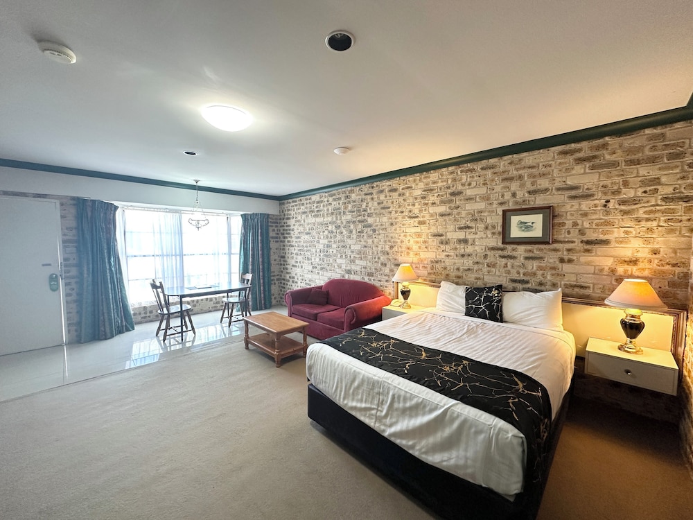 STANDARD, QUEEN BED
