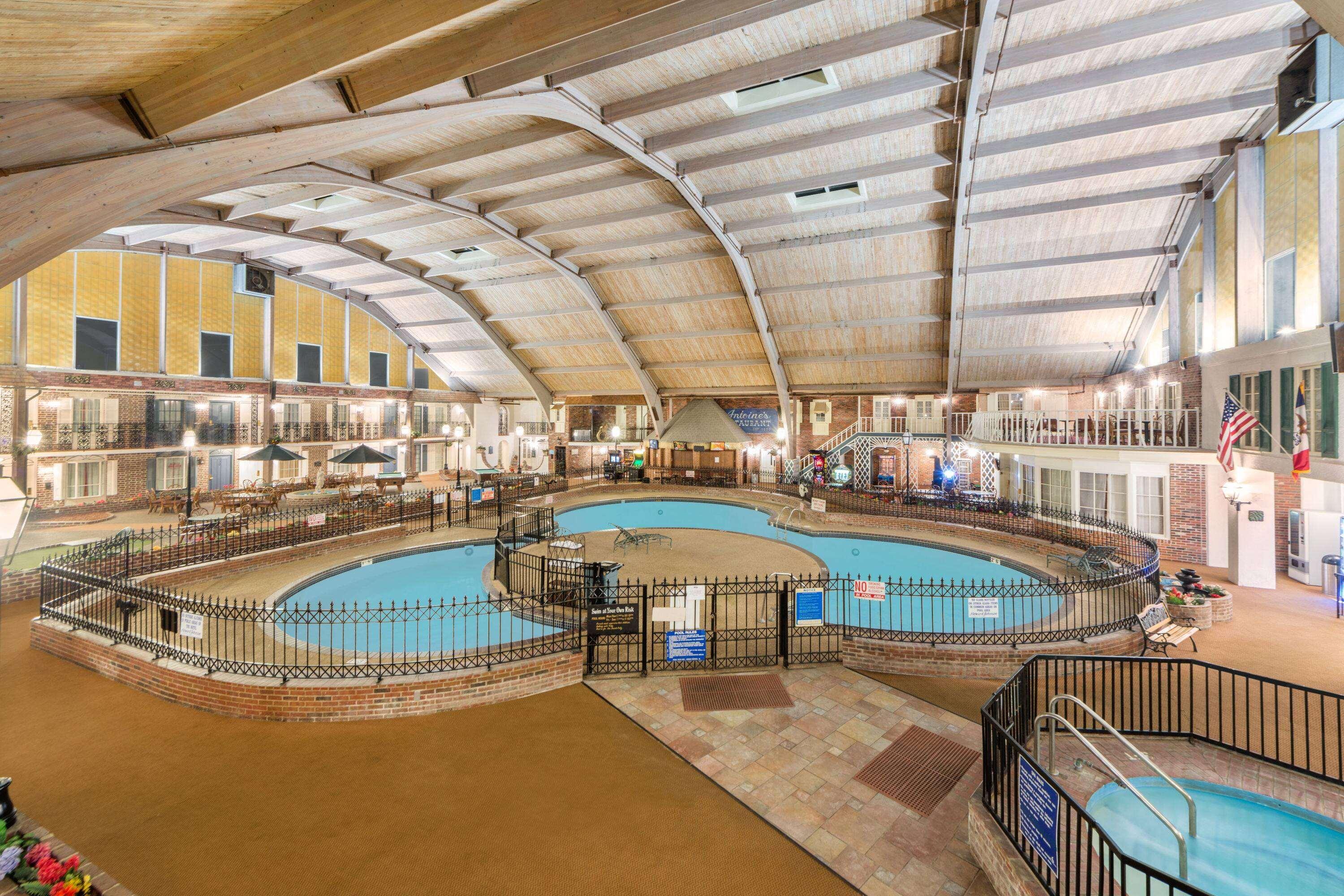 Howard Johnson By Wyndham Burlington 22/24
