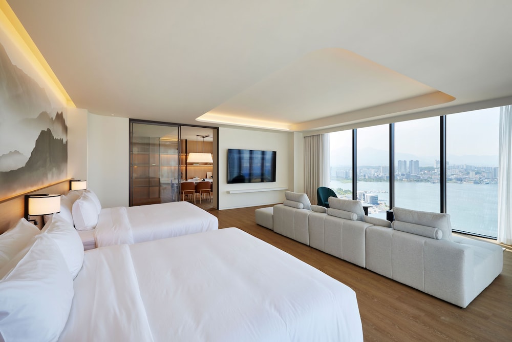 Suite, 2 King Beds, Lake and Ocean View