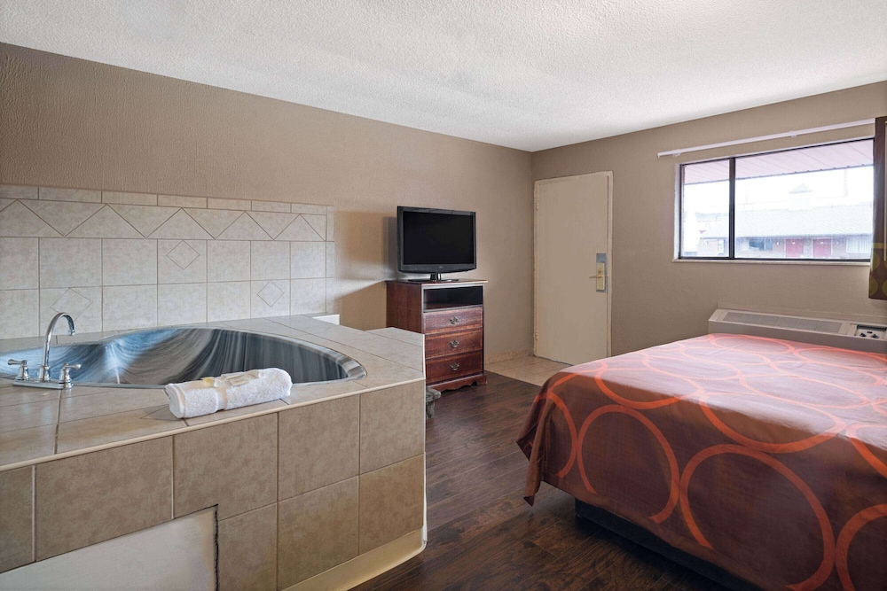 Super 8 by Wyndham Youngstown/Girard 3/26